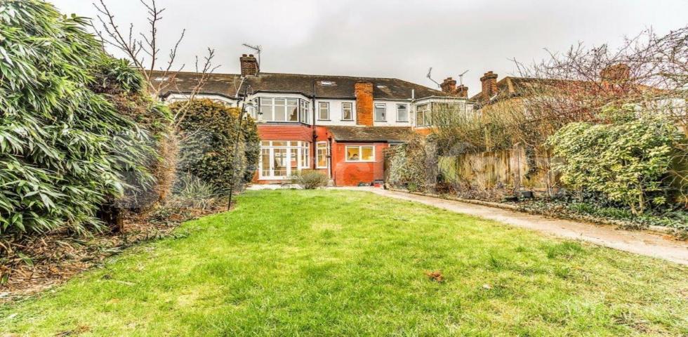 			NEW INSTRUCTION - Beautiful House !, 3 Bedroom, 1 bath, 1 reception House			 Chase Way, Southgate